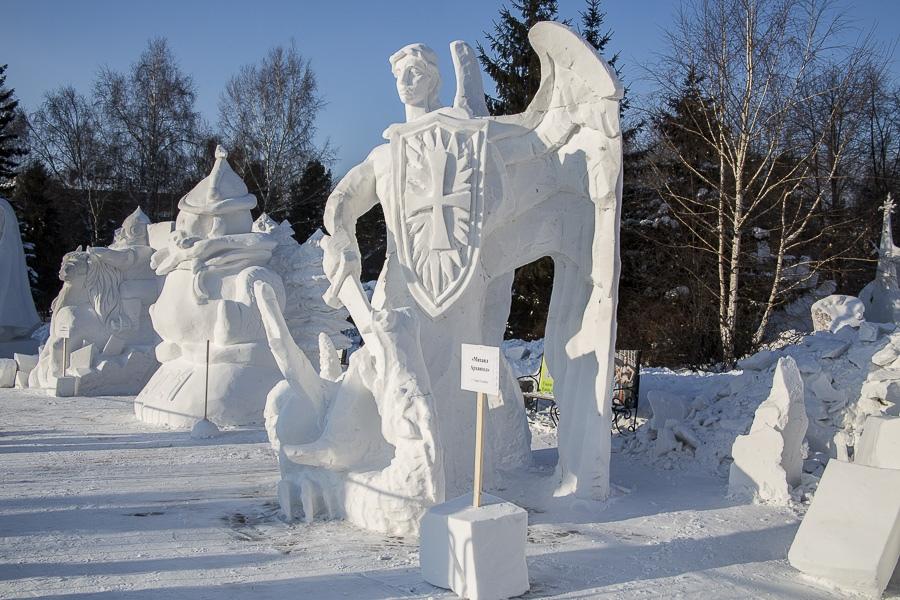 Фото Белые великаны: в Новосибирске назвали победителя фестиваля снежных скульптур 12